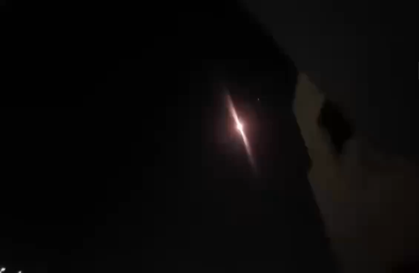 رصد هجوم صاروخي جديد من إيران باتجاه إسرائيل وفيديوهات توثق لحظة سقوطها دون اعتراضات