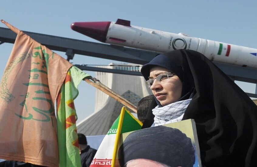 الحرس الثوري الإيراني يعلن الآن رسميا استهدافه قلب تل أبيب بصواريخ انشطارية