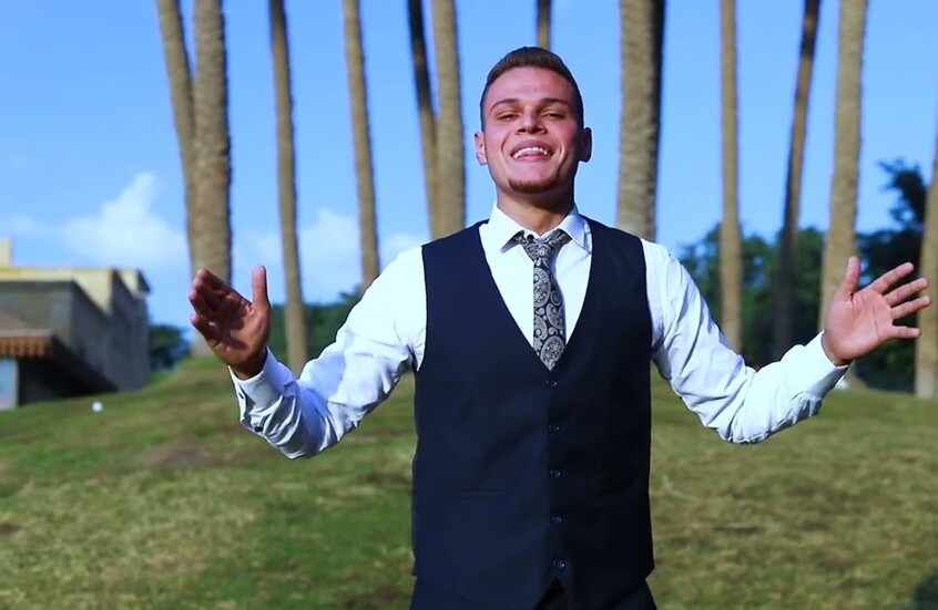 صاحب فديو التلاوة في المتحف المصري الكبير يثير جدلا خلال صلاة التراويح