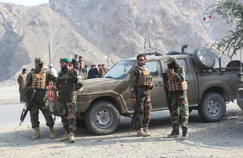اشتباكات عنيفة على الحدود الباكستانية الأفغانية.. نزوح 118 ألف شخص