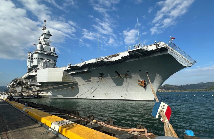 حاملة الطائرات الفرنسية "شارل ديغول" تصل المتوسط (صورة)