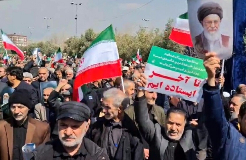 سيناتور روسي يعلق على ما فعله اغتيال خامنئي بالشعب الإيراني 