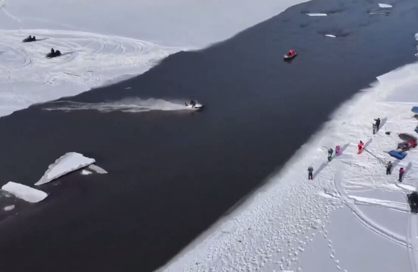 روسيا.. صيادون يجتازون فتحة مياه على زلاجات ثلجية في كامتشاتكا