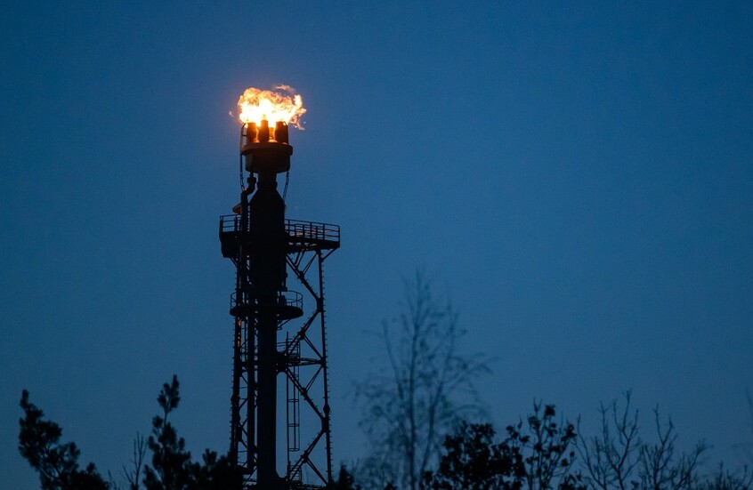 الولايات المتحدة تعلن نيتها السيطرة الكاملة على احتياطيات النفط الإيرانية