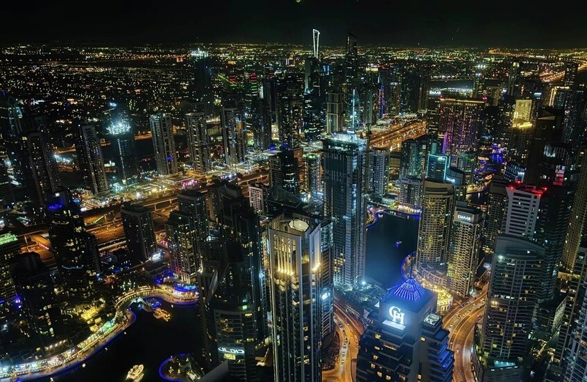 انفجار قوي يهز دبي وإصابة برج "مارينا 23"