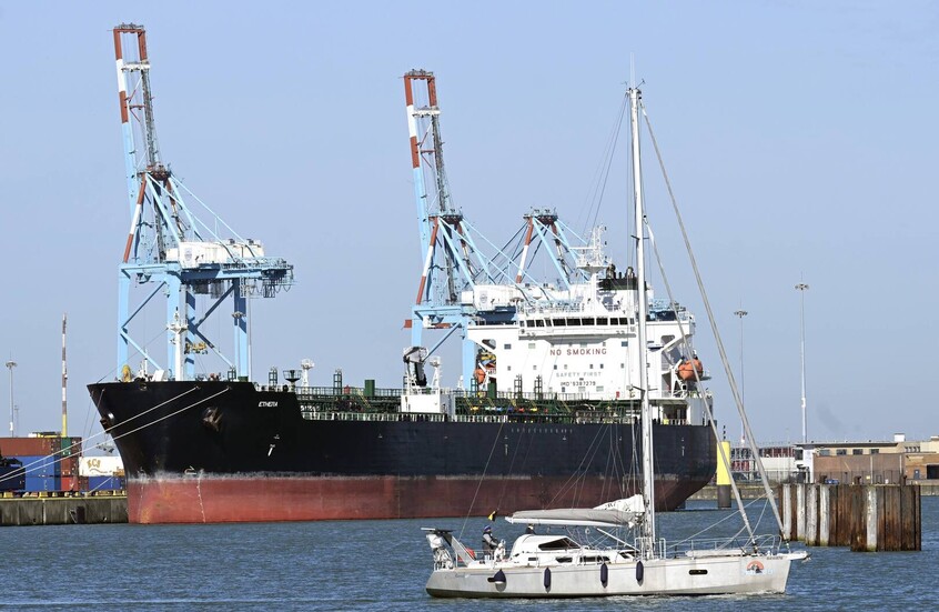 أرامكو تحول بعض شحنات النفط مؤقتا إلى ميناء ينبع على البحر الأحمر