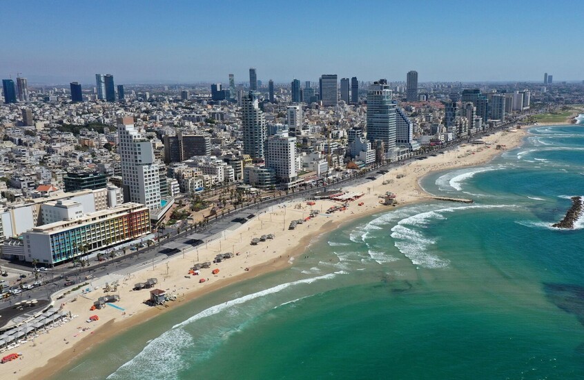 الجيش الإيراني يعلن ضرب أهداف إسرائيلية في حيفا وتل أبيب وأمريكية بالكويت