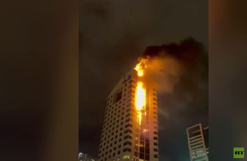 الكويت.. اندلاع حريق في ناطحة سحاب نتيجة تعرضها لهجوم من طائرة مسيرة انتحارية