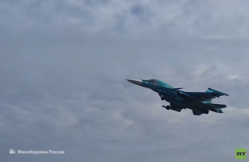 مقاتلة "سو-34" روسية تدك مواقع لقوات العدو على الجبهة