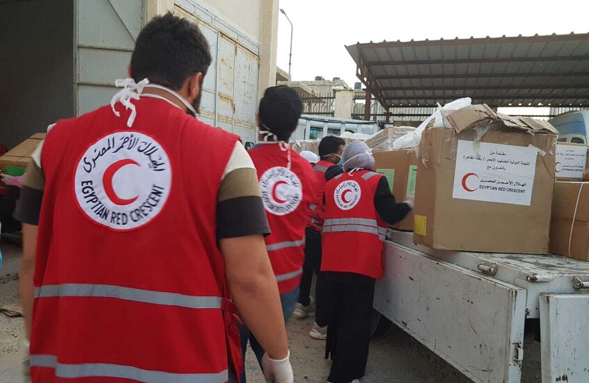 مصر تسيّر قافلة مساعدات غذائية ضخمة إلى غزة