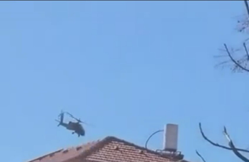نيران صديقة.. مروحية للجيش تطلق القذائف على بيوت الإسرائيليين خلال ملاحقتها مسيرة (فيديو)