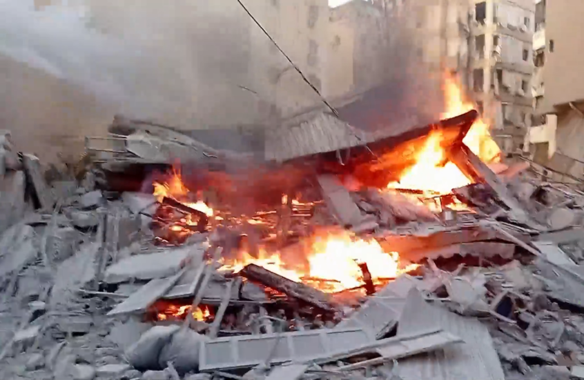 نيران مشتعلة وركام ومبان متضررة جراء قصف إسرائيلي على الضاحية الجنوبية لبيروت