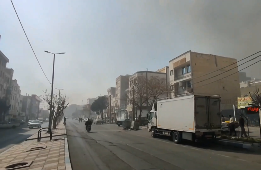 دخان وشظايا صاروخية تسقط من الجو.. طهران تحت قصف أمريكي إسرائيلي جديد