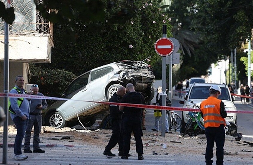 قتيل وجرحى وسط إسرائيل بصاروخ إيراني عنقودي