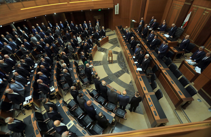 حزب الله يجدد رفضه لقرار الحكومة اللبنانية بنزع سلاحه ويقول "لا حول لها ولا طول"