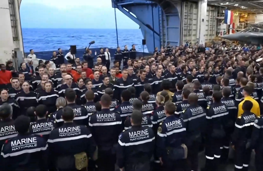 ماكرون يتفقد الجيش الفرنسي على متن حاملة الطائرات شارل ديغول قبالة سواحل جزيرة كريت