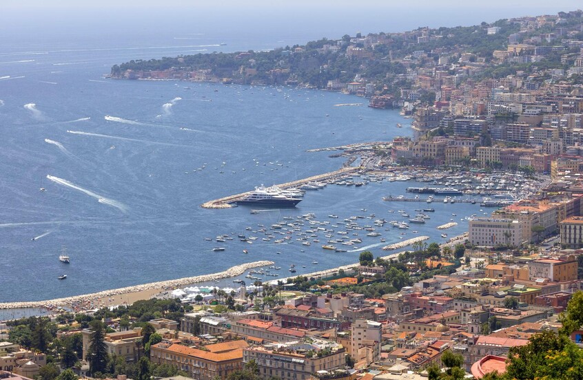 زلزال بقوة 6 درجات بالقرب من مدينة نابولي الإيطالية