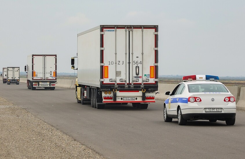 بعد محادثة الرئيسين.. أذربيجان ترسل مساعدات إنسانية إلى إيران