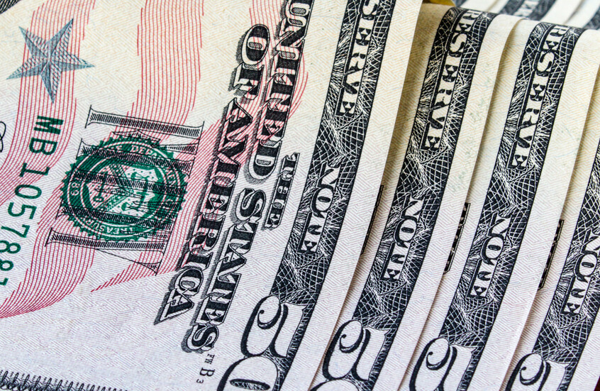 تراجع الدولار مع تزايد التوقعات بانتهاء قريب للحرب على إيران