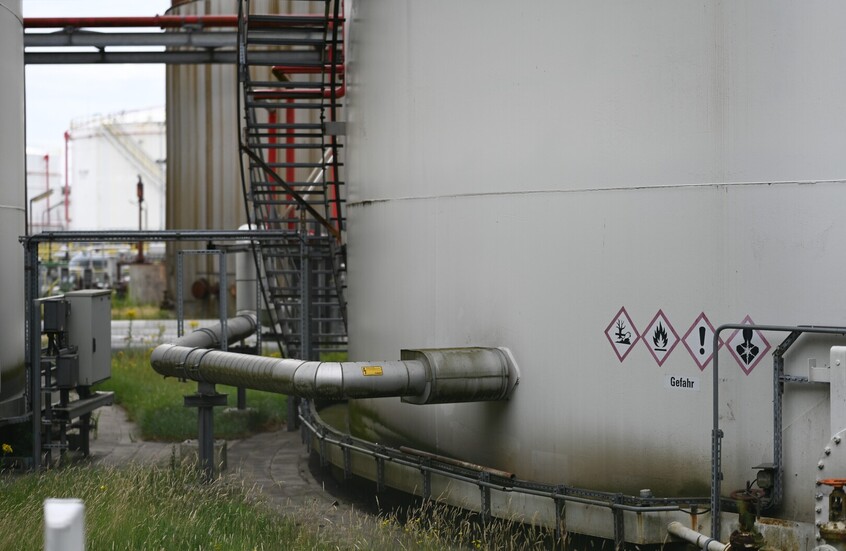 "بلومبرغ": دول الشرق الأوسط تخفض إنتاجها اليومي من النفط