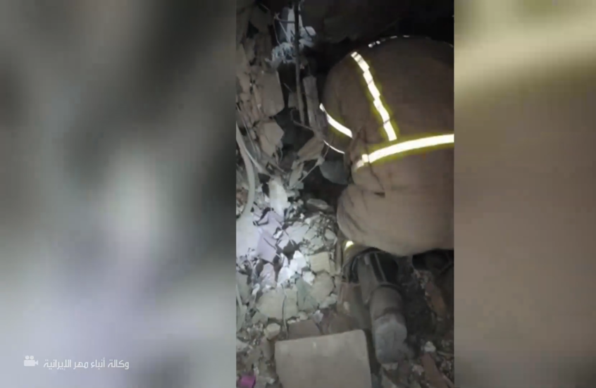 انتشال جثمان طفلة من بين ركام مبنى سكني في طهران بعد قصفه