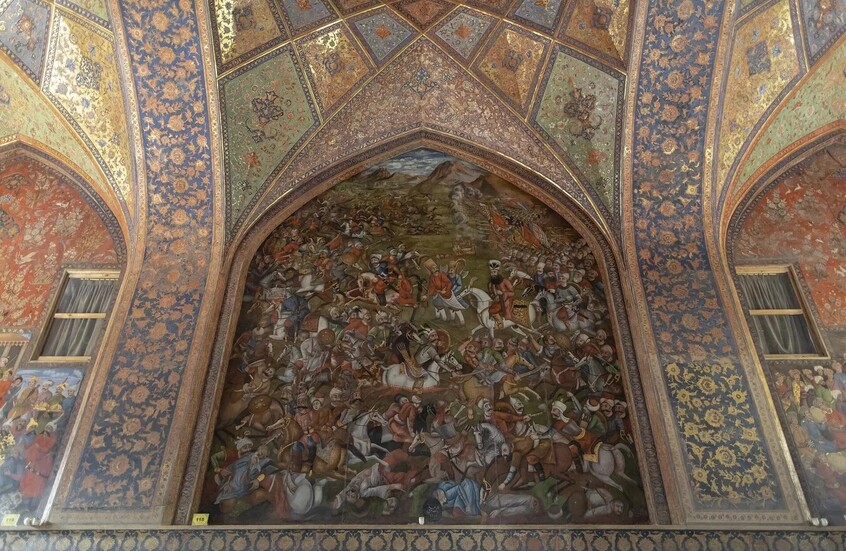 طهران تعلن تضرر معلم ثقافي مشهور في أصفهان جراء القصف الأمريكي الإسرائيلي