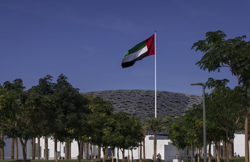 أبوظبي.. حريق في مجمع الرويس بعد استهدافه بمسيرات