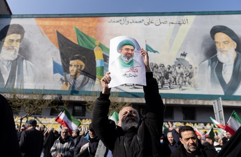 نجل الرئيس الإيراني ينفي الشائعات حول إصابة المرشد الأعلى مجتبى خامنئي