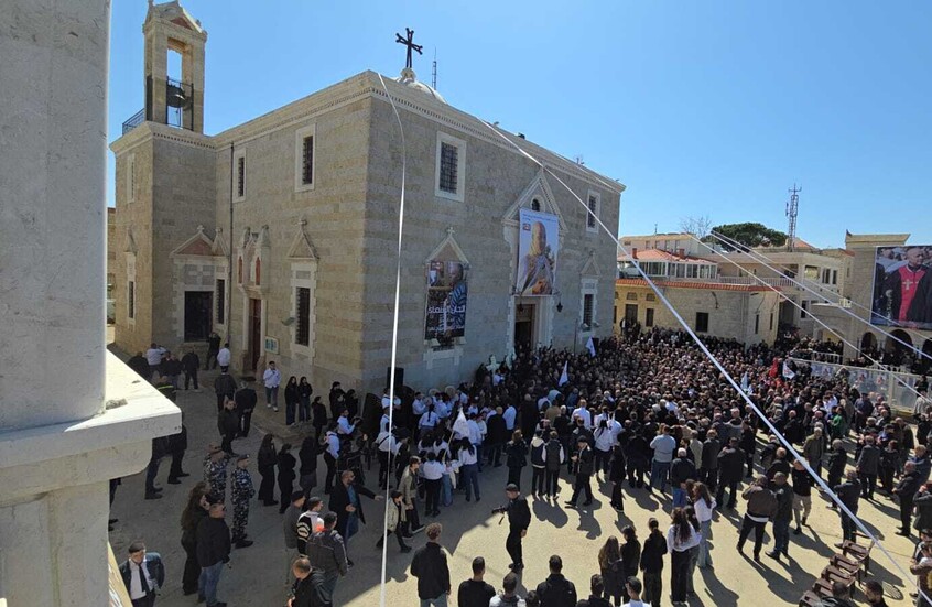 قائد الجيش اللبناني يقدم واجب العزاء بكاهن رعية بلدة حدودية قتل بقصف إسرائيلي (فيديو)