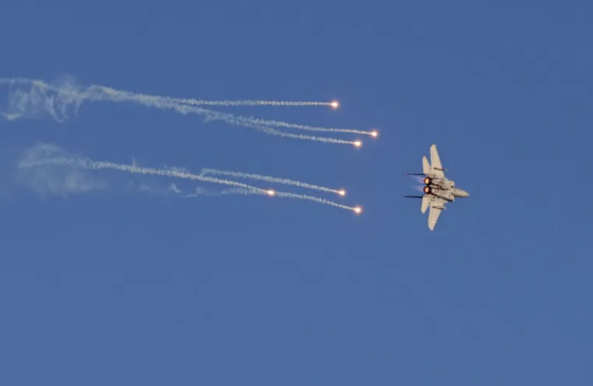 الجيش الإسرائيلي يعلن بدء شن موجة غارات متزامنة على لبنان وإيران