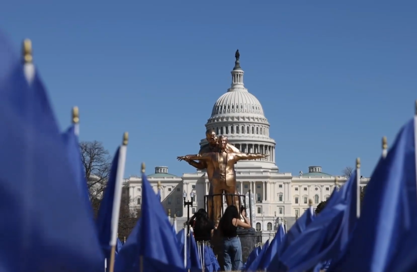 على طريقة لقطة شهيرة من "تيتانيك".. تمثال ترامب وإبستين يظهر أمام الكابيتول