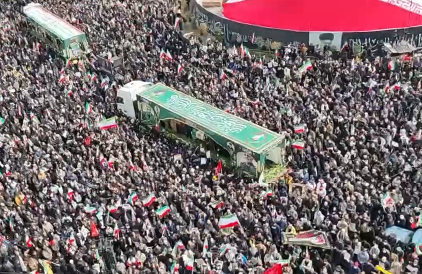 إيران تشيع جثامين قادة عسكريين ومدنيين قتلوا في القصف الإسرائيلي الأمريكي (فيديو)