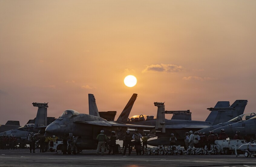 الكشف عن عدد المواقع الأمريكية المستهدفة من إيران وتكلفة الأضرار بمقر قيادة الأسطول الخامس