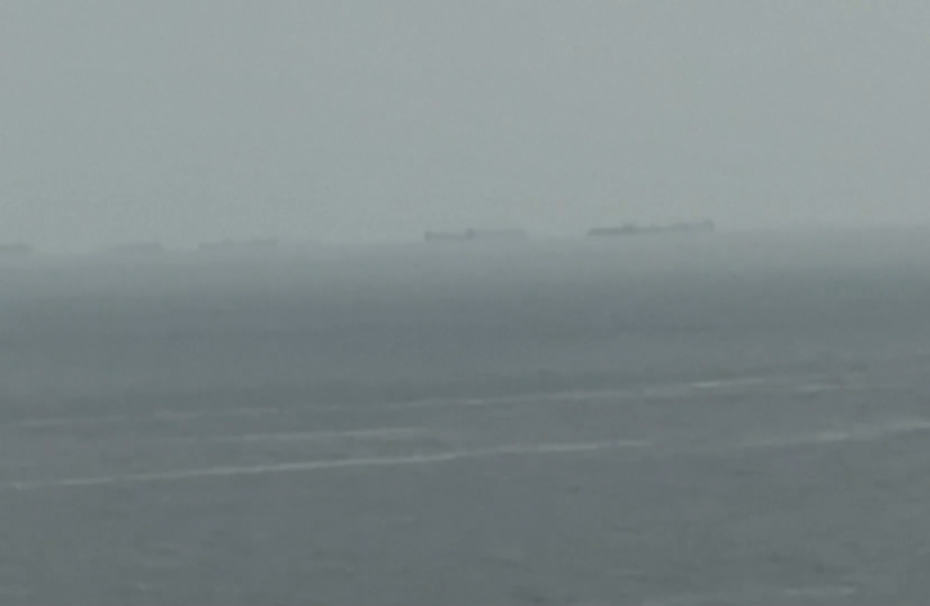 الإمارات.. سفن تصطف بالقرب من رأس الخيمة على خلفية إغلاق مضيق هرمز