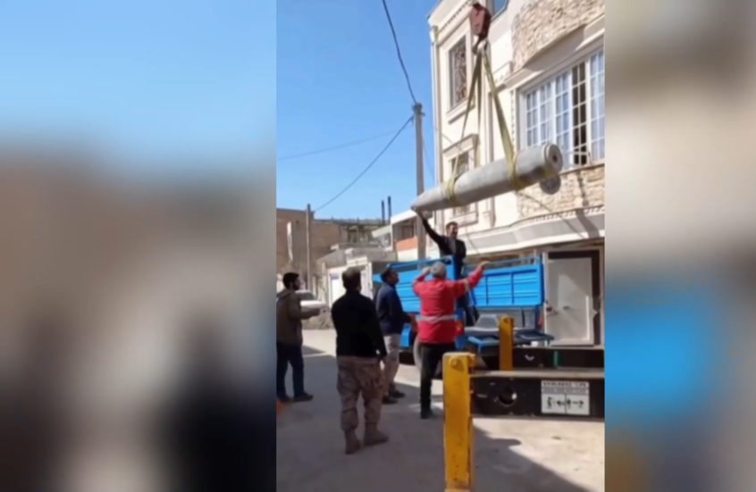 وزنه طن.. انتشال صاروخ غير منفجر من أحد المباني في مدينة كودهشت الإيرانية