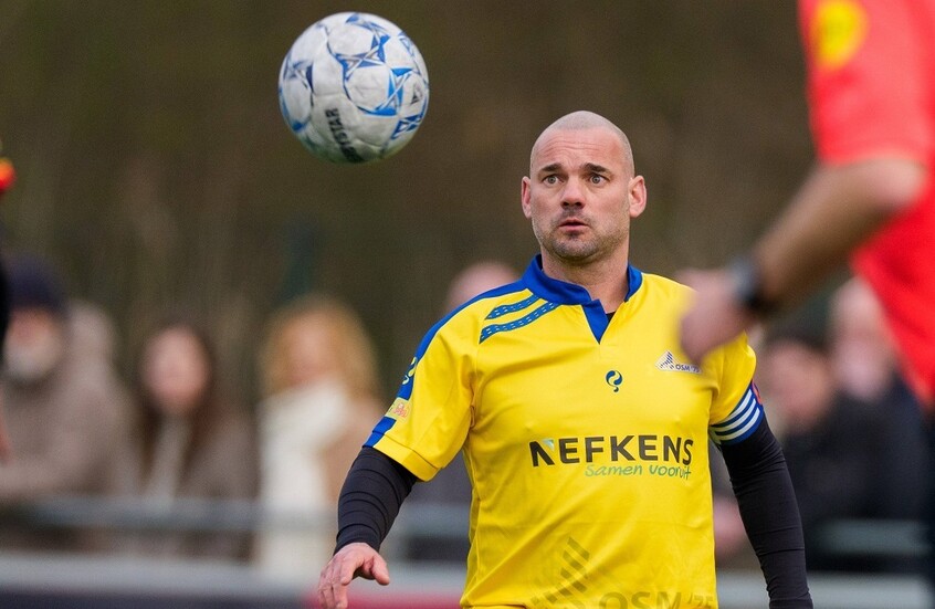 شاهد.. النجم شنايدر يعود إلى الملاعب في سن 41 عاما