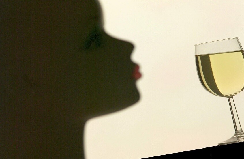 طبيبة تفند خرافة شائعة حول فوائد النبيذ