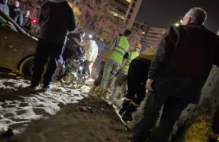 عناصر الإسعاف على شاطئ الرملة البيضاء، فجر 12 مارس.