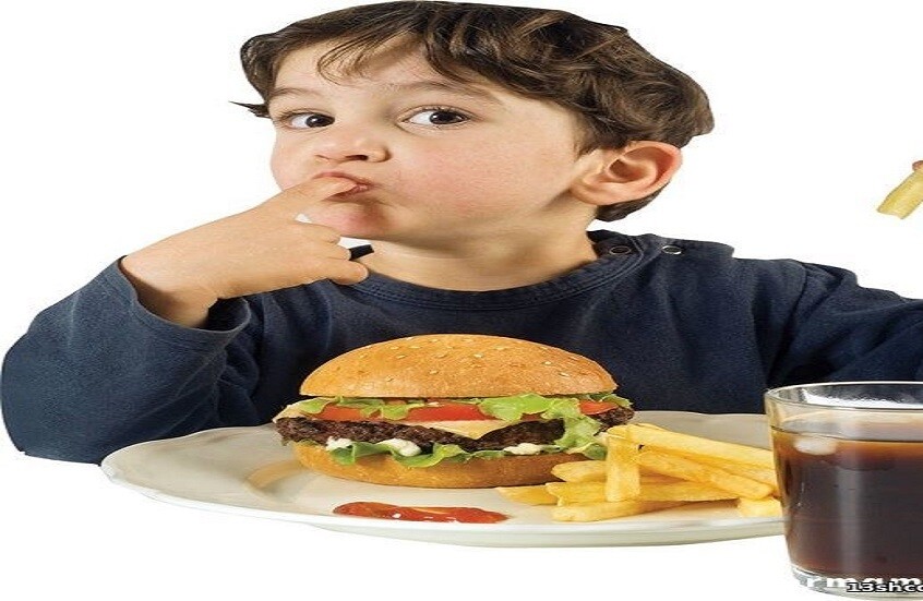 وجبات سريعة ومشروبات غازية… كيف تؤثر على سلوك الأطفال الصغار؟