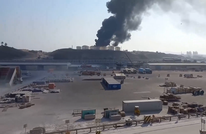 مشاهد جديدة لخزانات الوقود تحترق في عُمان بعد تعرضها للهجوم بمسيرات