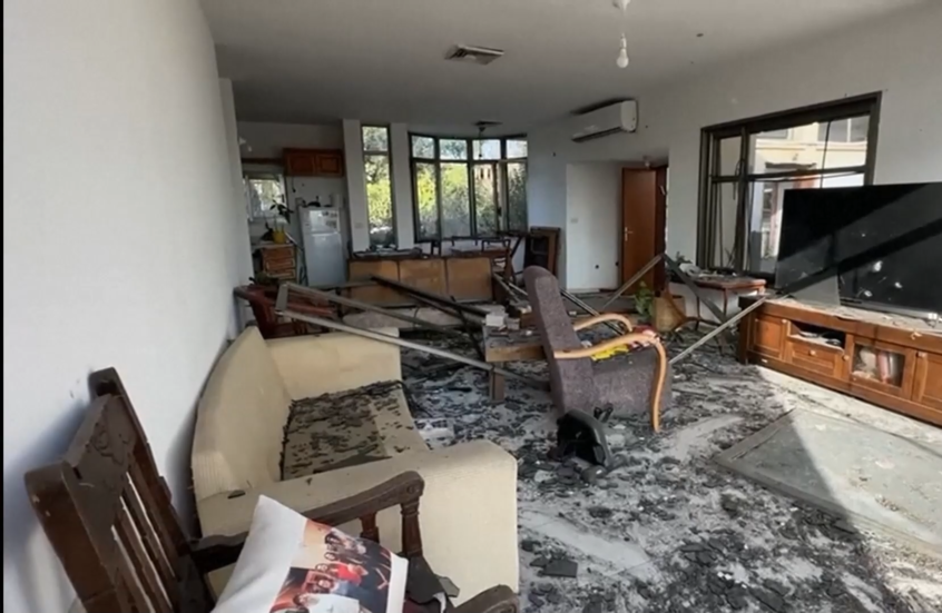 حفرة كبيرة ومبان متضررة جراء سقوط صاروخ أطلقه حزب الله في شمال إسرائيل