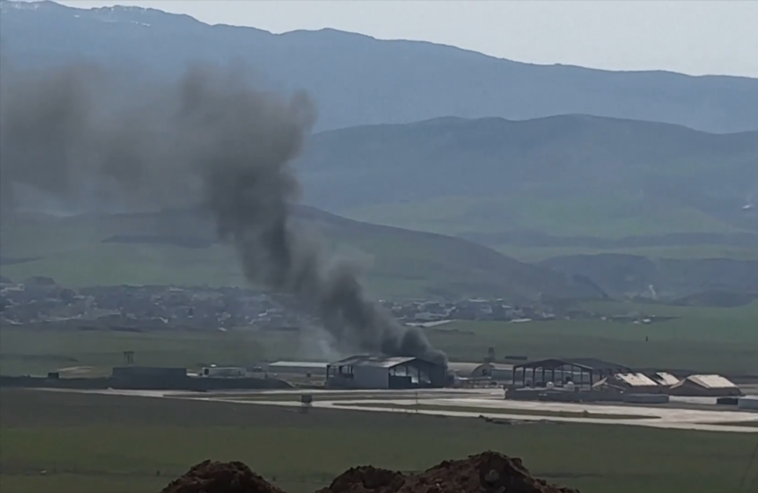 قاعدة حرير الأمريكية تحترق عقب هجمات استهدفت العراق