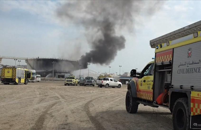 ألسنة اللهب تتصاعد في السماء.. استهداف خزانات الوقود في البحرين