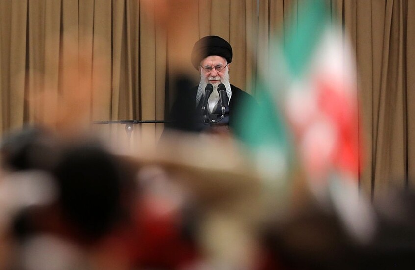 وكالة "فارس": زوجة المرشد الراحل علي خامنئي لا تزال على قيد الحياة