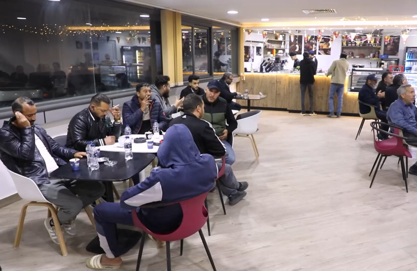 قهوة "المكينة" تتصدر المشهد في رمضان بطرابلس الليبية.. طوابير قبل الإفطار وسهرات لا تكتمل بدونها