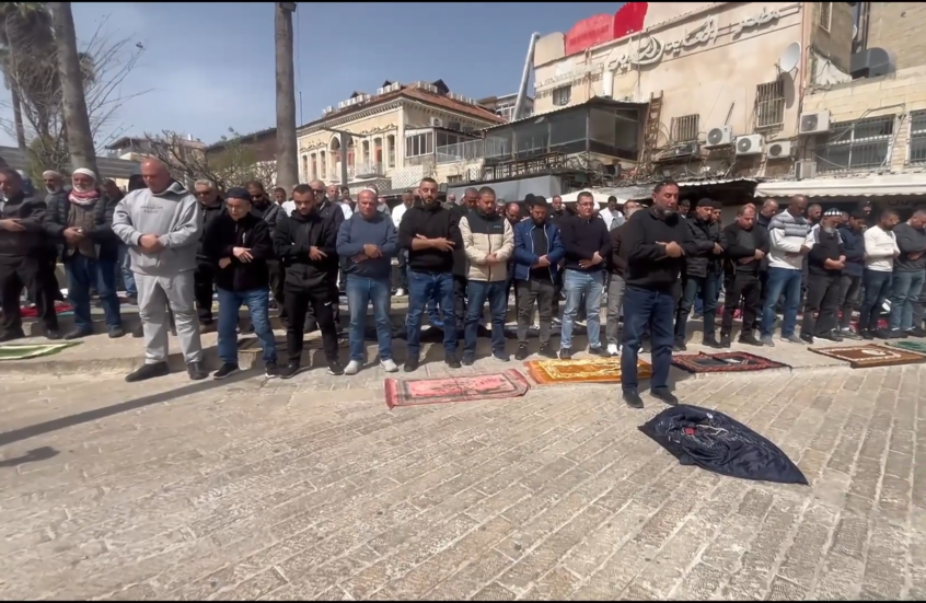 مع استمرار إغلاق المسجد الأقصى.. مصلون يؤدون صلاة الجمعة الأخيرة من رمضان مقابل باب العامود