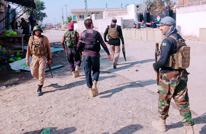 مقتل 6 من الشرطة شمال غرب باكستان بتفجير استهدفهم