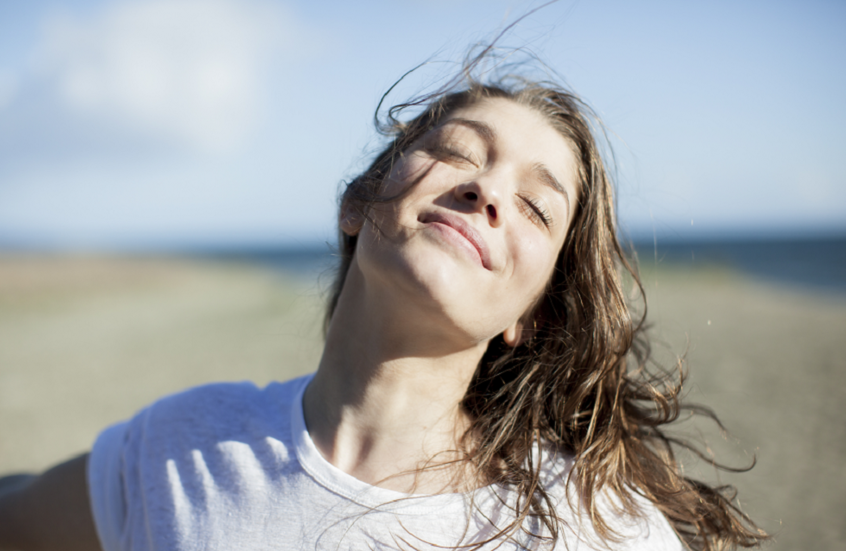 بعيدا عن القهوة ومشروبات الطاقة.. مشروب طبيعي شائع يعزز التركيز واليقظة