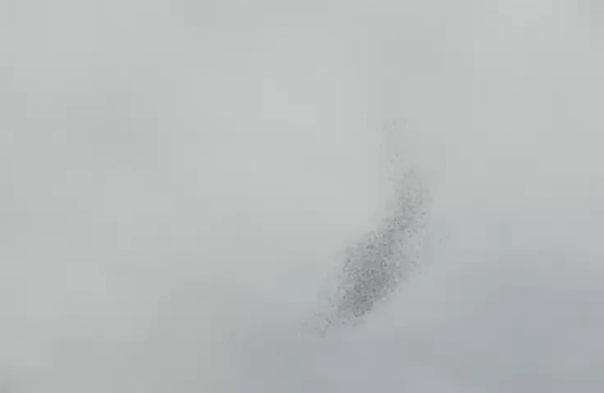 الجيش الإسرائيلي يلقي منشورات فوق بيروت تطالب بنزع سلاح "حزب الله" (صور + فيديو)