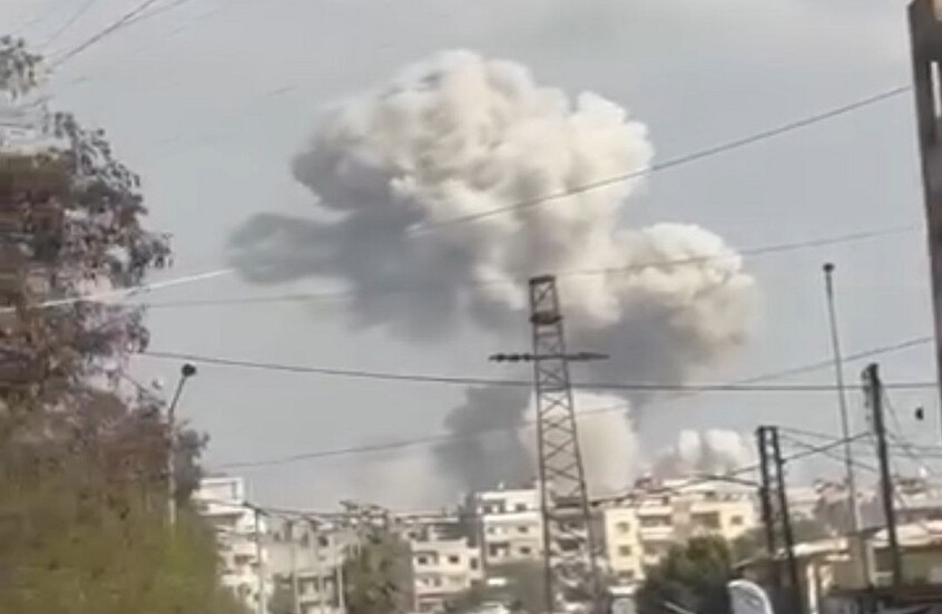 سوريا.. سحابة دخان ضخمة جراء انفجار صاروخ في حمص وسط البلاد (فيديوهات+صور)